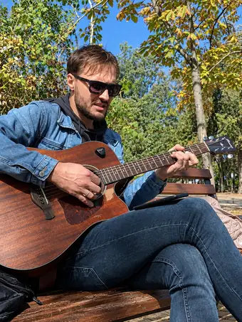 Андрей поёт под гитару в осеннем парке
